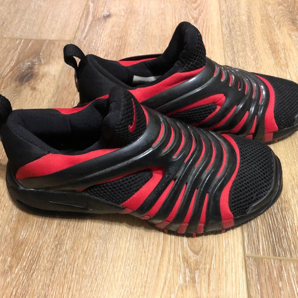 Black & Red Nike Size Size 6Y Max Air